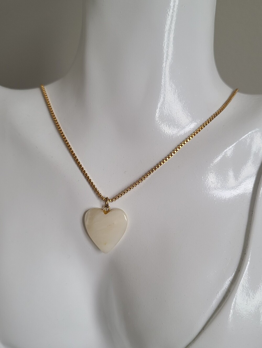 Vintage Gold Tone Mother of Pearl Shell Heart Pendant Boho Box Chain Necklace